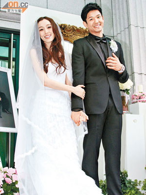 黑人與范范本月在教堂行禮，但原來二人仍未完成結婚手續。（資料圖片）