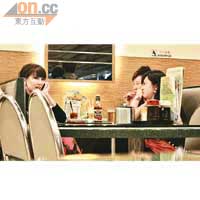 陳嘉桓在茶餐廳開餐，期間有不少來電，夠晒忙碌。