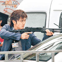 霆鋒身在吉隆坡拍《逆戰》，謝賢專程探班。