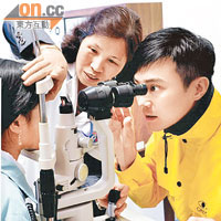 張智霖與吳君如到越南探訪患有眼疾的兒童，獲益良多。