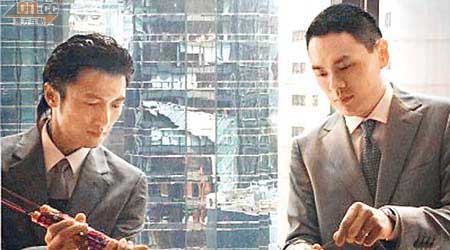 霆鋒（左）與生意拍檔楊文傑在公司開幕當日，一齊上香。