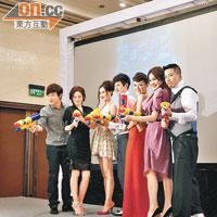 左起：方力申、張馨予、劉羽琪、敖犬、江若琳、楊梓瑤及小肥在活動上大玩水槍。