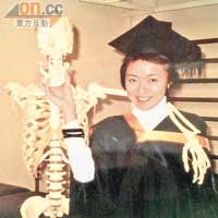 Viann於大學主修物理治療，她更鬼馬地與人體骨架模型拍畢業照。