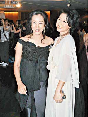 朱玲玲（左）與好友葉蒨文一黑一白出席慧妍雅集慈善晚會。