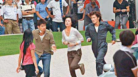 周董（左）、林鵬與霆鋒拍跑街戲，引來大批市民圍觀。