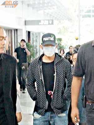 戴口罩的周杰倫昨午抵達吉隆坡機場。