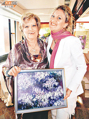 Annamaria Cammilli（左）與女兒Raffaella展示森林畫作。