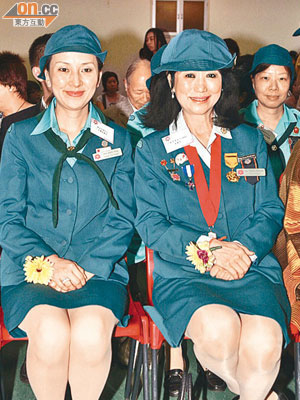 王嚴君琴（右）與鄧宣宏雁出席香港女童軍活動。