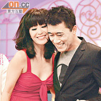 伍詠薇與練海棠在節目中慶祝結婚十二周年。