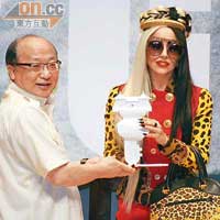 GaGa獲台中市市長胡志強頒發白瓷市匙。（張偉御攝）