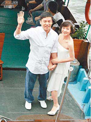 天經與太太吳文珊乘帆船出海補拍婚紗照。