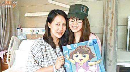 曹蕙蘭（右）親手畫油畫送給姐姐作為 ＢＢ的禮物。