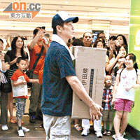 日前陳豪在鬧市拍攝搬貨場景，吸引大批市民圍觀。