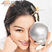 劉俐最愛這個銀色的Tinker Bell聖誕裝飾，把它掛在房門日對夜對。