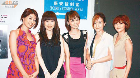 陳潔麗（左二）簽約Neway，HotCha和陳楚喬現身支持。