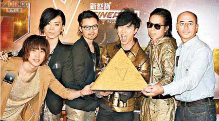 Mr.獲唱片公司董事總經理黃劍濤（右）送上金字塔，望Mr.可成為樂壇的經典。