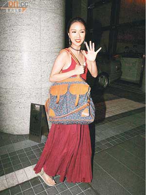 壽星女薛凱琪穿上紅色吊帶長裙到場，大方企定定任影。