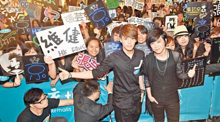 張芸京（右）與何維健過江宣傳，獲得大批歌迷撐場。