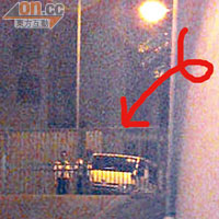 超儀在微博留言及上載反拍可疑車輛（箭嘴示）停泊在家門外的照片。