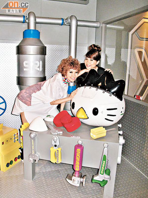 Chita（左）與DJ阿Lu一同參觀Hello Kitty展。