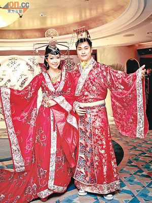 關伊彤與林紹奎以古裝造型在婚宴登場，穿回禮服婚紗即時獻咀。