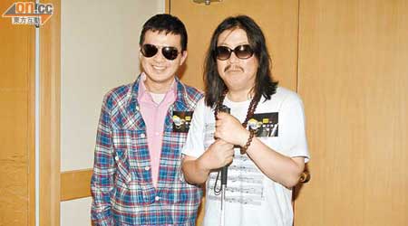 黃耀明（左）跟內地視障歌手周雲蓬惺惺相惜。