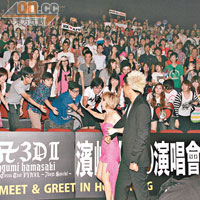 步姐與SHU-YA跟戲院的觀眾熱情握手。