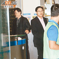 陳志雲與好友林以諾牧師（左）傾談約10分鐘才離開。