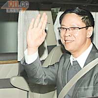 陳志雲收工後坐上白色車到半島酒店。