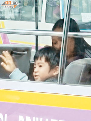 於校車上的Lucas見記者拍照，即興奮得笑笑口不停揮手打招呼。