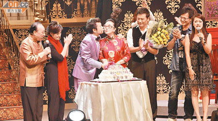 眾演員於結尾時為賈思樂慶祝生日，令他大受感動。