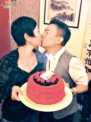 阿杜跟壽星老婆恩愛一吻。
