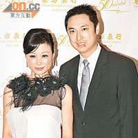 鄭詩韻與夫婿陳鴻業恩愛出席。