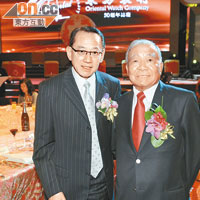 楊受成（左）與東方表行集團主席及創辦人楊明標合照。