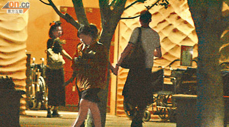 DaDa日前被本報拍得與李雨陽夜遊樂園，二人玩得興起情不自禁牽手。