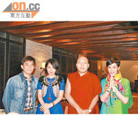 劉嘉玲在微博上載與王菲（右）及大寶法王的合照。