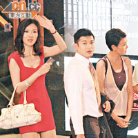 左起：葉翠翠、黃長興與李壁琦在中環拍《4 in love》外景。