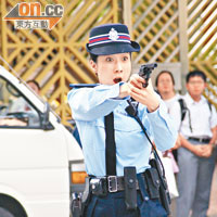 鍾嘉欣扮演女警，揸槍姿態有板有眼。