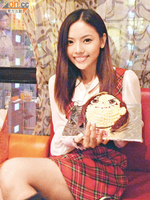 林熹瞳對fans精心炮製，有她卡通樣的蛋糕愛不釋手。