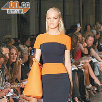 由橙色與Navy Blue組成Color Block的連身裙，簡單但搶眼。