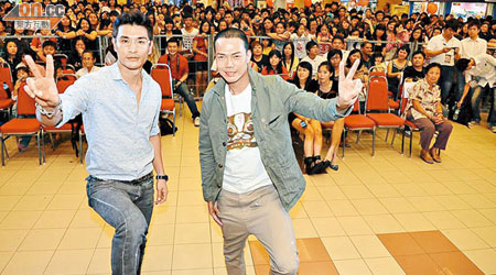 謝天華（右）、陳展鵬在馬來西亞獲大批粉絲支持。