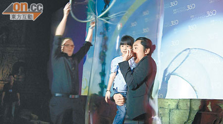 王祖藍與小孩欣賞泡藝大師表演。
