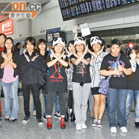 X JAPAN的歌迷戴着熊貓帽歡迎偶像。