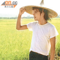 MJ到訪中山，不忘戴上農帽感受田園氣息。