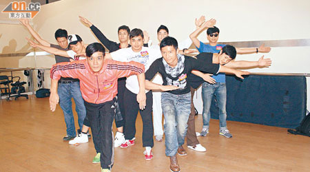 黎諾懿（前者）率領一眾男藝員為台慶綵排舞蹈。