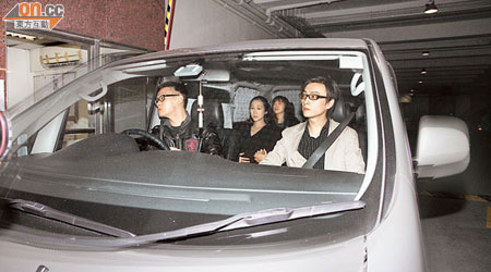 陳浩民夫婦乘坐的七人車，最後要在另一出口離去。