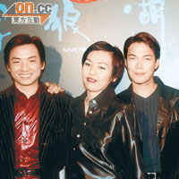 天華（右起）與陳潔儀、朱永龍等演出《雪狼湖》。 