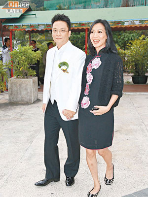 趙學而穿旗袍與丈夫現身香港仔碼頭，準備去婚禮現場。