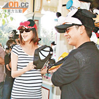 陳浩民與老婆換上得意帽子，被記者圍住影相。
