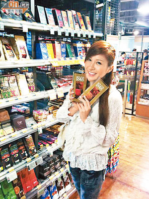 筱靖在日式超市狂掃零食，愈買愈開心。